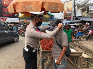 Tekan Covid-19, 5000 Masker di Bagikan Satgas Polda Banten-TNI dan Satpol PP
