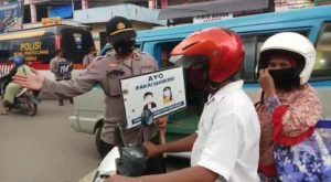Cegah Penyebaran Covid-19, Polda Banten Bagikan Ratusan Masker di Pasar Rau