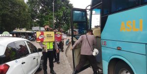 Putus Mata Rantai Penyebaran Covid-19, Polda Banten Bagikan Ribuan Masker