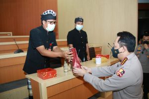 Kapolri Beri Penghargaan ke Pecalang Bali Karena Berprestasi