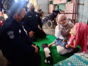 Kasat Reskrim Polres Sergai Bantu Rizqy Penderita Hidrosefalus