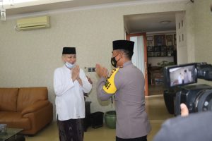 Pererat Silaturahmi, Kabid Humas Polda Banten Lakukan Sowan Sesepuh ke Kediaman KH Embay Mulya Syarief