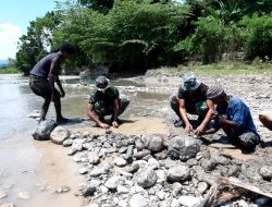 Dankipur II Satgas Pamtas Yonif 742/SWY Pimpin Gotong Royong Penggalian Saluran Irigasi