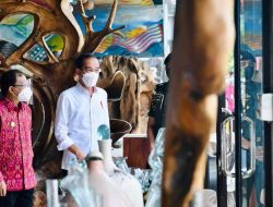 Kunker ke Bali, Presiden Jokowi Mampir Ke Toko Kerajinan di Ubud
