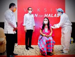 Kunker ke Makasar, Presiden Jokowi Tinjau Vaksin Massal Bagi Guru