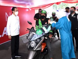 Presiden Jokowi Tinjau Vaksinasi Massal untuk Lansia dan Pengemudi Ojek Daring di GOR Pajajaran Bogor