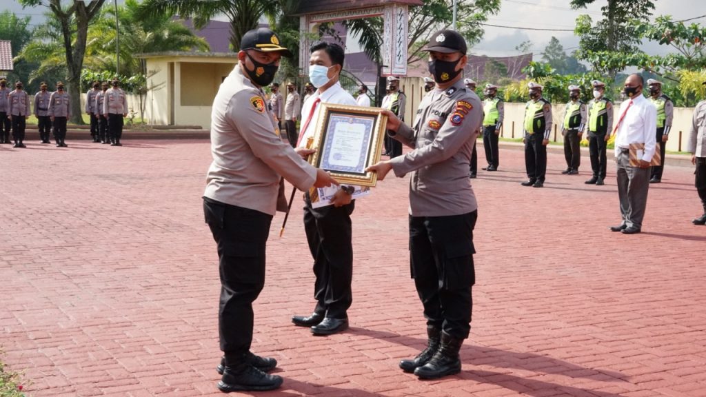 Kapolres Simalungun Berikan Piagam Penghargaan Kepada Personel Yang Berprestasi menuju SDM Polri yang Unggul di Era Police 4.0