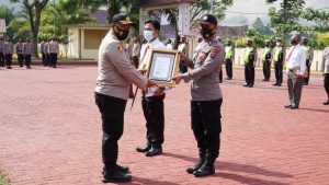 Kapolres Simalungun Berikan Piagam Penghargaan Kepada Personel Yang Berprestasi menuju SDM Polri yang Unggul di Era Police 4.0