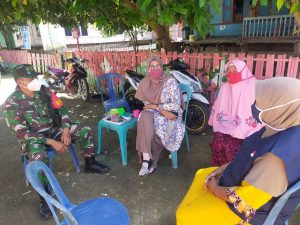 Babinsa Desa Lamusung Laksanakan Komsos Imbau Masyarakat Patuhi Prokes 3 M, 3 T.