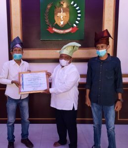 PB MBN Hadiahkan Tanjak Warisan Kepada Bupati Langkat Terbit Rencana PA