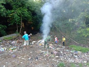 Mendukung Kegiatan lomba Kampung Sehat Jilid 2 Babinsa Koramil 1628 – 01/Taliwang Bersama Pemerintah Desa dan Masyarakat Gelar Gotong Royong.