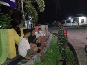 Babinsa Desa Dasan Anyar Laksanakan Komsos Imbau Masyarakat Patuhi Prokes 3 M, 3 T