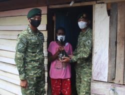 Peringati Hut Kostrad Ke 60, Yonif Raider 755/Yalet Door To Door Bagikan Sembako Gratis