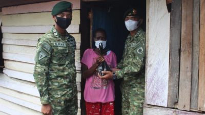 Peringati Hut Kostrad Ke 60, Yonif Raider 755/Yalet Door To Door Bagikan Sembako Gratis