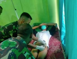 Dokter Satgas Pamtas RI-RDTL Yonif 742/SWY Berikan Pelayanan Sunatan Warga Umanen