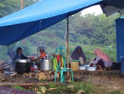 Ingin Turut Andil, Ibu – Ibu di Desa Sangia Arano Siapkan Makan satgas TMMD 101 Lasalimu Selatan