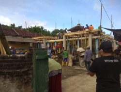 Bhabinkamtibmas Desa Benete Sumbawa Barat Gotong Royong Bersama Warga Merehab Mushola