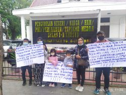 Ayahnya Sakit Paru dan Dijerat UU ITE, Dua Anak Kecil dan Ibunya Orasi Tuntut Penangguhan Penahanan