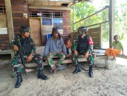 Satgas Yonif 512/QW Bantu Ajarkan Warga Merawat PLTS