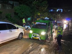 Polres Simalungun Gerak Cepat Bersihkan Material Longsor di Jalinsum Kota Parapat