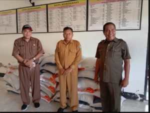 Dinsos Sumbawa Salurkan Bantuan Beras ke Korban Banjir