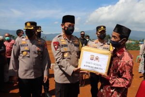 Kapolda Banten Berikan Bakti Sosial & Tinjau Huntara di Lebak