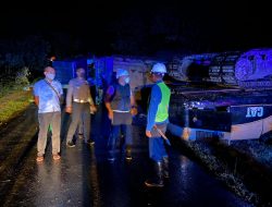 Waduh! Truk Tronton Pengangkut Alat Berat Terguling 