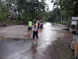 Hujan Tinggi, Personel Polsek Rhee Lakukan Patroli Siaga Bencana