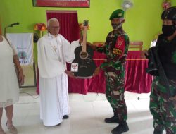 Satgas Pamtas Sektor Timur Serahkan puluhan Gitar Untuk Gereja dan Kapela