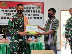 Dansatgas Pamtas Yonif 742/SWY Gelar Komsos dan Serahkan Bansos
