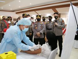 Kapolri Tinjau Vaksinasi Massal di Manado