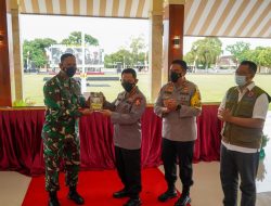 Danrem 162/WB Serahkan Buku Mempolong Merenten Rahab Rekon Gempa Lombok, Begini Sekilas Isi Bukunya