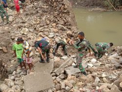 TNI dan Masyarakat Bergerak Cepat Siapkan Pangkal Jembatan Penghubung Desa Rade dan Desa Campa
