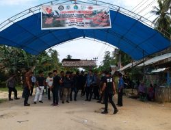 Aksi Blokade Jalan Oleh Konsorsium Masyarakat Tinanggea Bersatu Di Karenakan Jalan Yang Rusak Parah