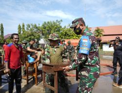 Anggota TNI Bersihkan Sekolah, Danrem 162/WB Turun Membantu