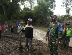 Danrem 162/WB Pantau Pembangunan Jembatan Acrow Panel Hari Pertama