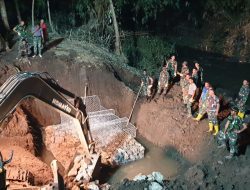 Hari Pertama Pembangunan Jembatan Bolo – Rade, TNI Kerja Sampai Malam