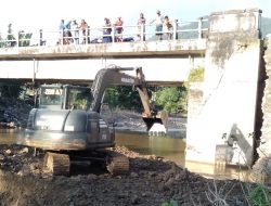 Satgas Zeni TNI AD Mulai Perbaikan Jembatan Penghubung Desa Woro – Campa