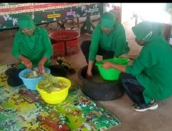 Walau Ikut Terdampak Banjir Bandang, Istri Para Babinsa Bantu Masak Kebutuhan Korban Banjir Bima