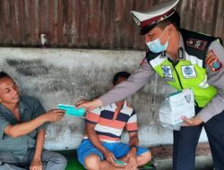 Sat Lantas Polres Simalungun Bagikan Masker Serta Tempelkan Stiker dan Brosur