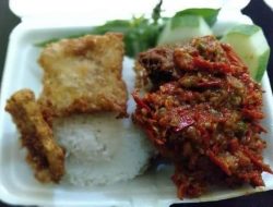 Ayam Geprek Warong Gor Bu Enny Hadirkan Sensasi Lidah Berdenyut