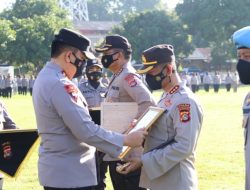 Kapolda NTB Mengapresiasi Anggota Berprestasi Dengan Pemberian Piagam Penghargaan