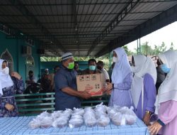 Peringati Hari Kartini, Ketua TP-PKK Dan DWP Batu Bara Berbagi Takjil