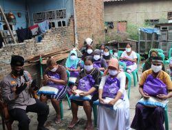 Kunjungi Masyarakat yang membutuhkan, Tim Warung Jumat Salurkan Paket Sembako