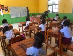 Peduli Pendidikan, Pos Jajaran Satgas Sektor Timur Kompak Bantu Mengajar di Sekolah Perbatasan