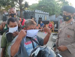 Satgas Pamtas Sektor Timur dan Brimob Polda NTT Berbagi dan Hibur Masyarakat Dengan Akustik