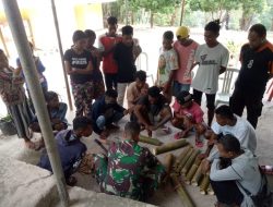 Personel Pos Lakmars Ajarkan Kerajinan Kursi Meja Bambu