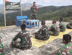 Pabintal dan Pakum Satgas Yonif 742/SWY Berikan Bintal Juang dan Hukum