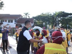 Gubernur NTB Berikan Bantuan Sosial Kepada 958 Petugas Kebersihan