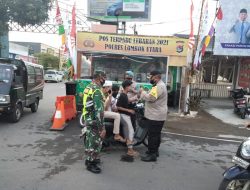 Cegah Penyebaran Covid-19, Polisi Bagikan Masker Ke Warga